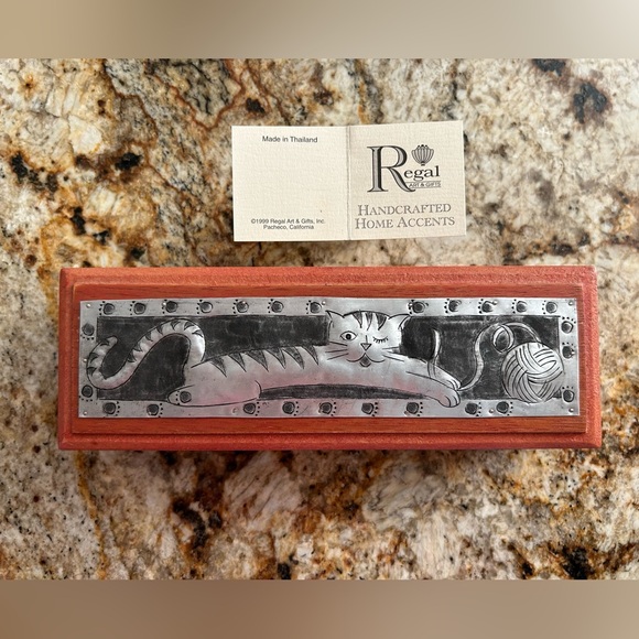 WOOD & ALUMINUM HAND TOOLED DECORATIVE CAT BOX*REGAL ART& GIFTS*Made in Thailand - Picture 1 of 7